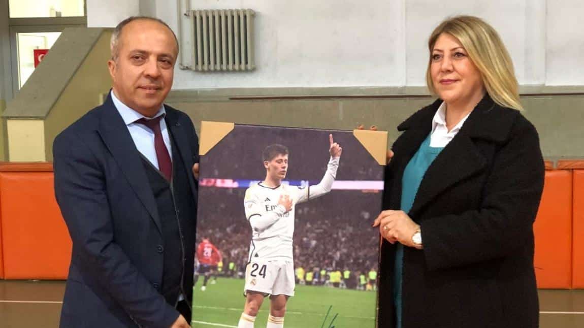 ARDA GÜLER'DEN ÖĞRENCİMİZ AMPUTE FUTBOLCU KEREM'E İMZALI FORMA SÜRPRİZİ: ANNESİ SERAP GÜLER TESLİM ETTİ